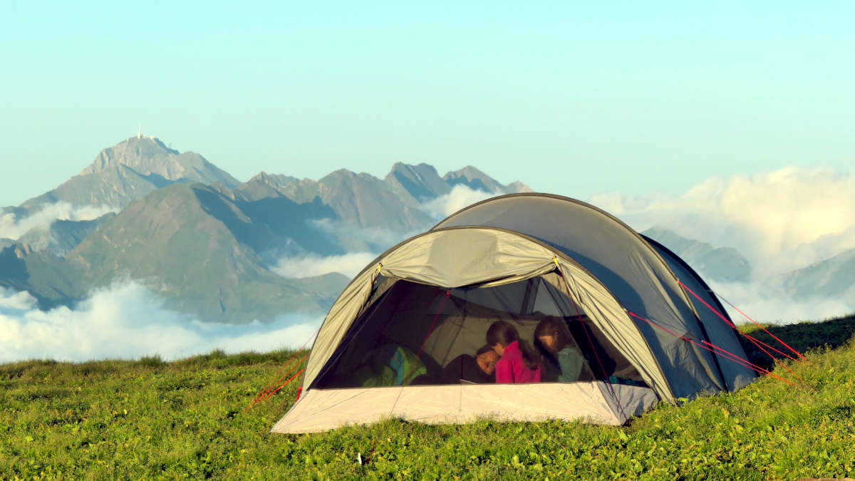 Randonnée itinérante au Cabaliros, bivouac, nuit sous tente. Pic du Midi de Bigorre en arrière-plan. Hautes-Pyrénées.