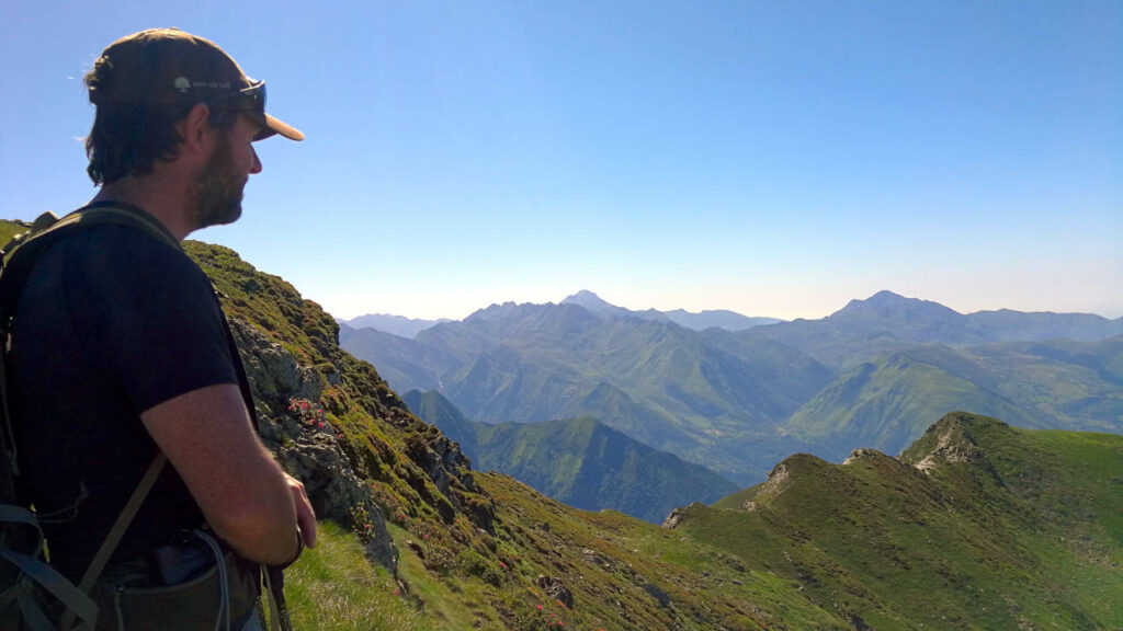 Cédric Baradel, guide accompagnateur en montagne. Randonnée dans les Pyrénées, secteur du Cabaliros, Vallée de Gavarnie / Argelès-Gazost, Hautes-Pyrénées.