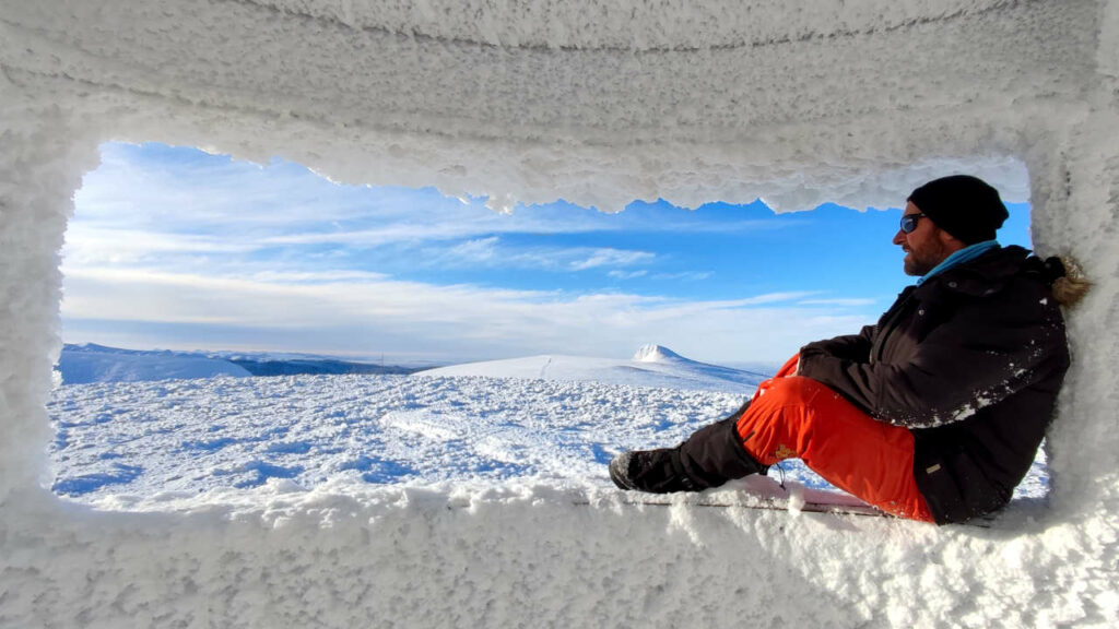Cédric Baradel, pisteur-secouriste nordique 1er et 2nd degré. Plateau du Guéry, cabane du Puy Loup recouverte de givre, vue sur la Banne d'Ordanche. Puy-de-Dôme, Auvergne.