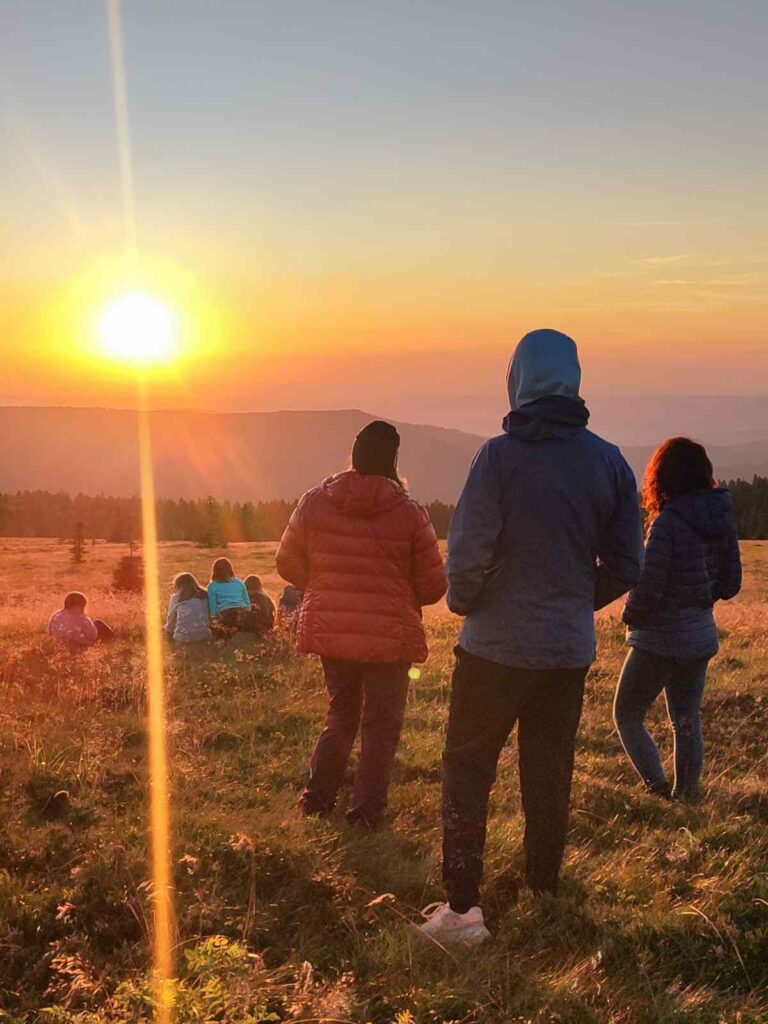 Randonnée accompagnée par Cédric Baradel, en itinérance avec bivouacs sur les crêtes vosgiennes au coucher du soleil. Réserve Naturelle Nationale du Gazon du Faing, Alsace, Vosges, Haut-Rhin. © 2025 Cédric Baradel. Tous droits réservés.