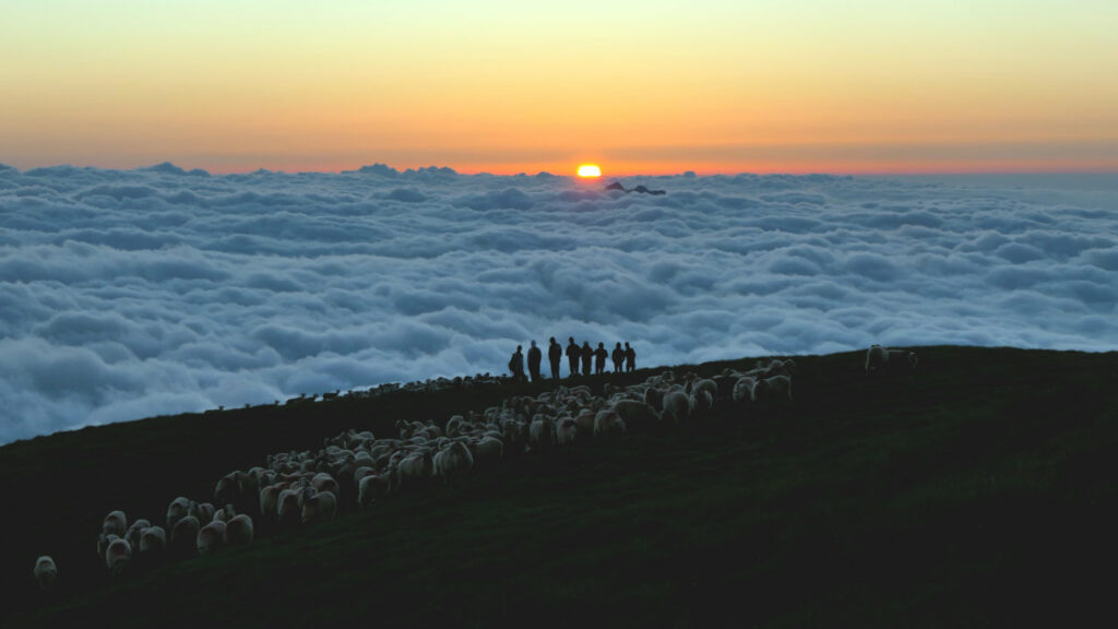 Groupe de randonneurs au-dessus d'une mer de nuages. Cabaliros, Hautes-Pyrénées.
