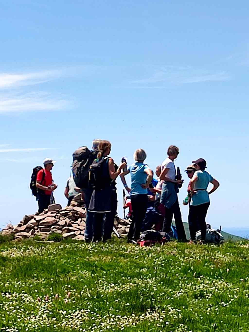 Groupe en randonnée accompagnée par Cédric Baradel sur le Puy de l'Ouire. Massif de l'Aiguiller, Massif des Mont-Dore, Puy-de-Dôme, Auvergne.