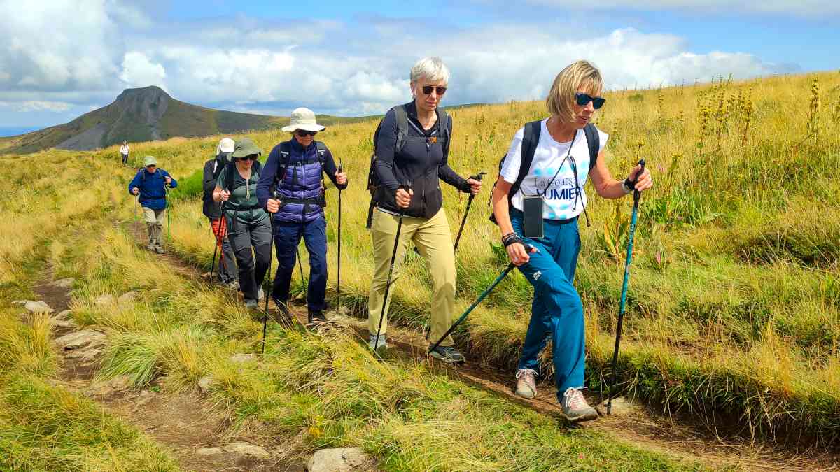 Groupe de marche nordique accompagné par Cédric Baradel. Secteur de Banne d'Ordanche, plateau du Guéry, Massif des Monts-Dore, Puy-de-Dôme, Auvergne.
