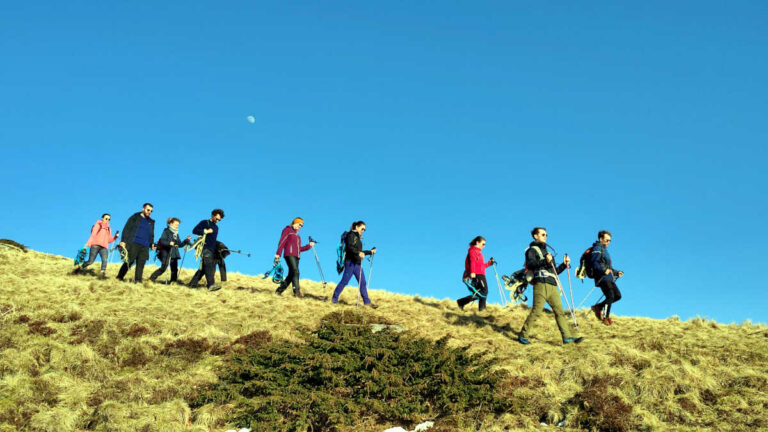 Groupe de randonneurs accompagné par Cédric Baradel. Pic du Capucin, Massif du Sancy, Massif des Monts-Dore, Puy-de-Dôme, Auvergne.