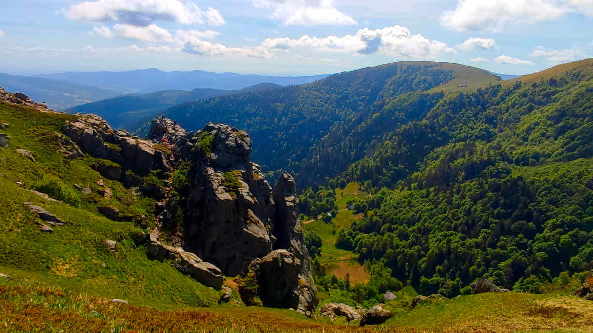 Randonnée accompagnée par Cédric Baradel sur les crêtes vosgiennes, au-dessus du couloir du Falimont avec vue sur le Rocher de la Martinswand, à proximité du Hohneck, Alsace, Vosges, Haut-Rhin.